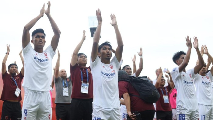 PSM Makassar merayakan kemenangan atas Persebaya Surabaya di laga lanjutan Liga 1 2022/2023.