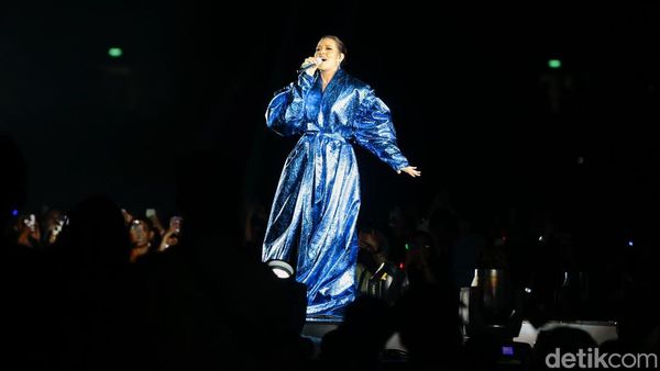 10 Potret Raisa di Panggung Konser Tunggal Raisa Live in Concert