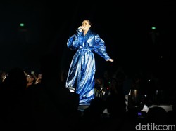 Derai Air Mata Raisa Ingat Anak di Panggung Konser