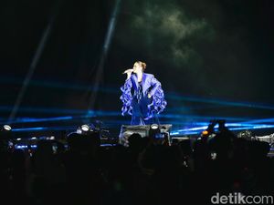 Momen Raisa Tantang Penonton Telepon Mantan di Panggung Konser GBK Momen Raisa Tantang Penonton Telepon Mantan di Panggung Konser GBK