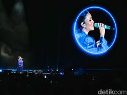 Raisa Bocorkan Proyek Baru Bareng Nicholas Saputra di Akhir Konser