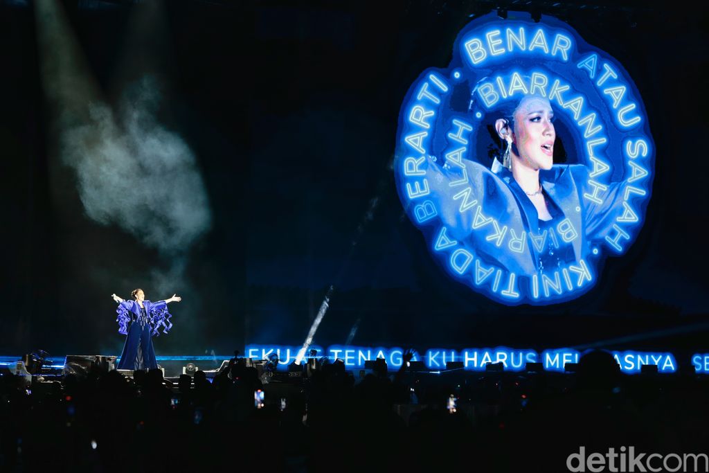 Penyanyi Raisa tampil pada konsernya yang bertajuk Raisa Live In Concert di Stadion Utama Gelora Bung Karno, Jakarta, Sabtu (25/2/2023). Pada konser tersebut Raisa membawakan sejumlah lagu diantaranya Biarkanlah, Serba Salah, dan Pergilah.