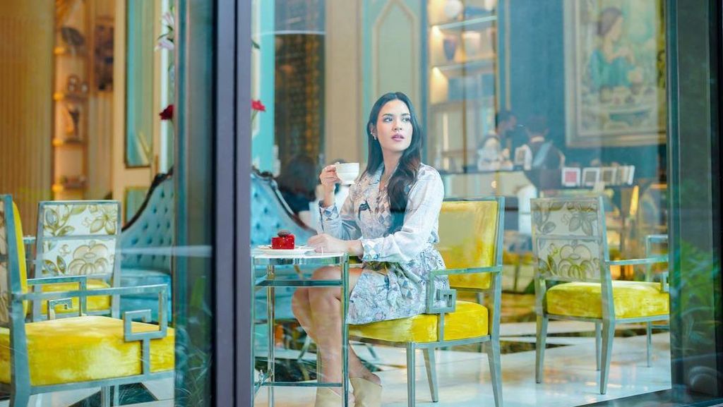 Cantiknya Raisa saat Menikmati Afternoon Tea dan Ngopi di Kafe Cantiknya Raisa saat Menikmati Afternoon Tea dan Ngopi di Kafe