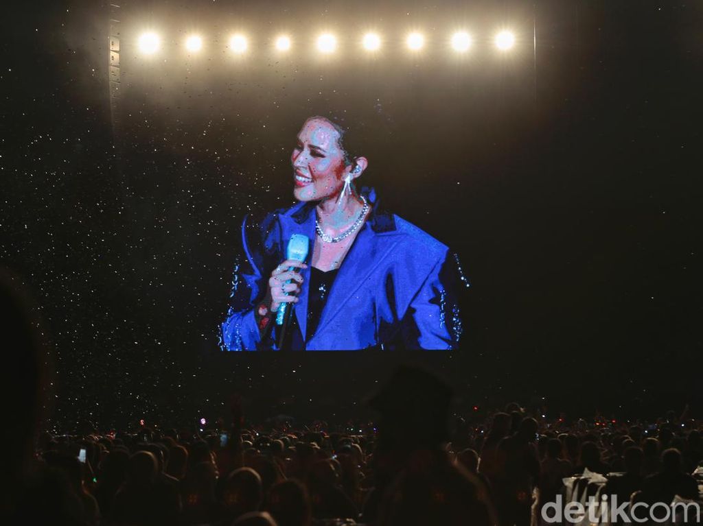 Banyak yang Tak Tahu Momen Haru Sebelum dan Sesudah Konser Raisa Banyak yang Tak Tahu Momen Haru Sebelum dan Sesudah Konser Raisa