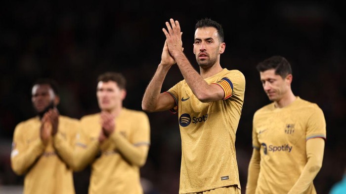 MANCHESTER, ENGLAND - FEBRUARY 23: Sergio Busquets of FC Barcelona applauds the fans following the sides defeat in the UEFA Europa League knockout round play-off leg two match between Manchester United and FC Barcelona at Old Trafford on February 23, 2023 in Manchester, England. (Photo by Catherine Ivill/Getty Images)