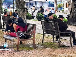 Pria Pamer Kelamin di Alun-alun Situbondo Diburu