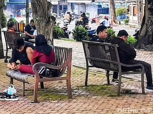 Pria Pamer Kelamin di Alun-alun Situbondo Diburu Pria Pamer Kelamin di Alun-alun Situbondo Diburu
