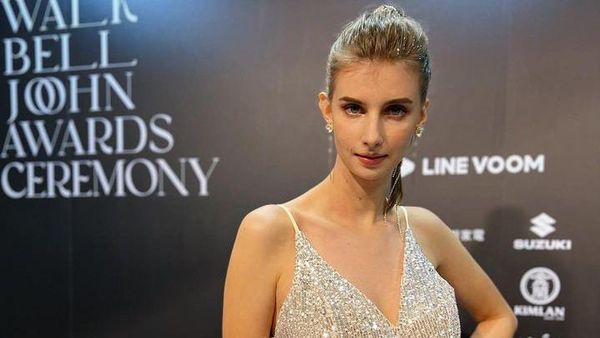 Penampilan Aktris yang Bikin Heboh karena Foto Paspor, Beda dengan Wajah Asli