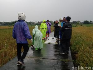 Detik-detik 2 ABG di Klaten Tersambar Petir, Satu Tewas Detik-detik 2 ABG di Klaten Tersambar Petir, Satu Tewas