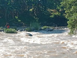 Ayah-Anak Hilang Terseret Banjir Saat Mancing