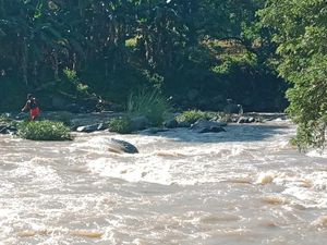 Ayah-Anak Hilang Terseret Banjir Saat Mancing Ayah-Anak Hilang Terseret Banjir Saat Mancing