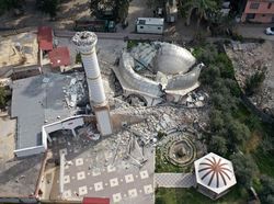 Dua Gempa Dahsyat Turki Bikin Masjid di Hatay Ini Roboh