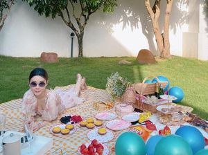 Kenangan Mendiang Abby Choi Saat Makan Mewah dan Piknik di Eropa Kenangan Mendiang Abby Choi Saat Makan Mewah dan Piknik di Eropa