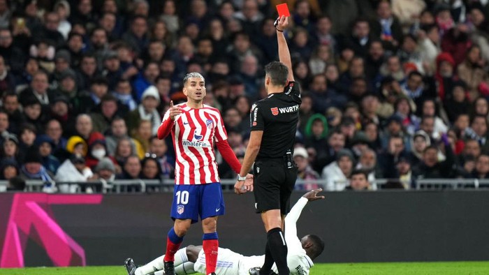 MADRID, SPAIN - FEBRUARY 25: Angel Correa of Atletico Madrid is shown a red card by Match Referee Jesus Gil Manzano during the LaLiga Santander match between Real Madrid CF and Atletico de Madrid at Estadio Santiago Bernabeu on February 25, 2023 in Madrid, Spain. (Photo by Angel Martinez/Getty Images)