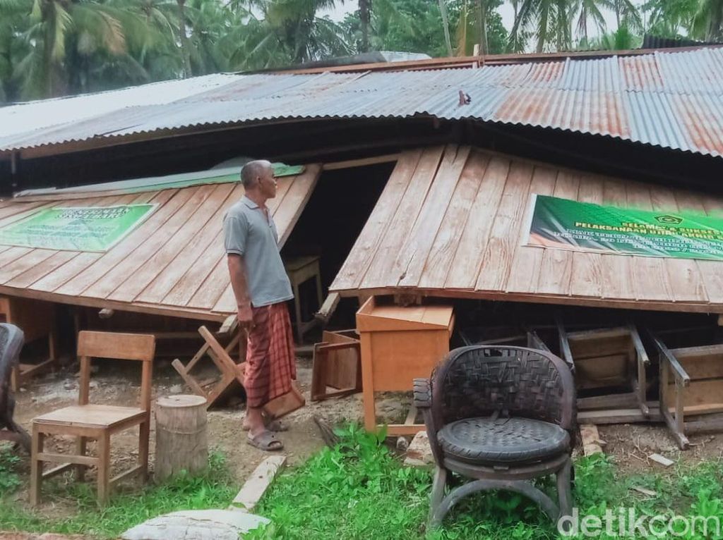 Bangunan Madrasah-Rumah Warga di Polman Rusak Diterjang Angin Puting Beliung