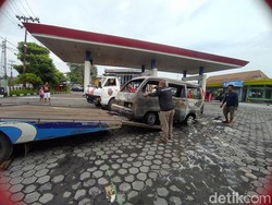 Hangus! Mobil Terbakar Usai Isi Pertalite di SPBU Canguk Magelang