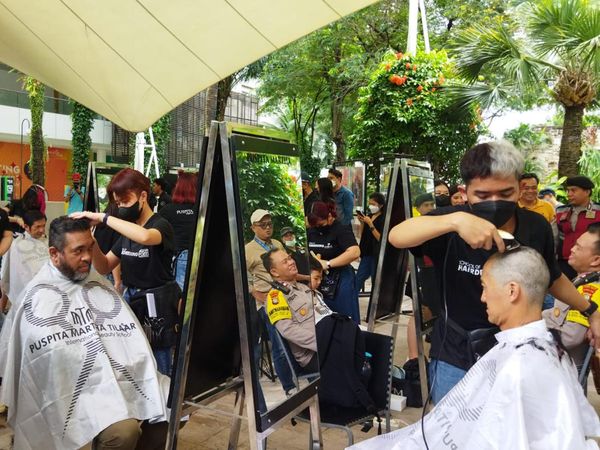 5 Potret Keseruan Potong Rambut Massal, #BeraniGundul Peduli Kanker Anak