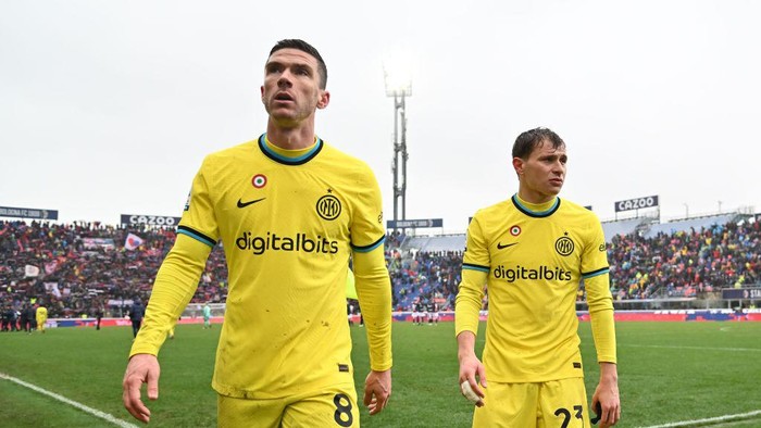BOLOGNA, ITALY - FEBRUARY 26: Robin Gosens and Nicolò Barella of FC Internazionale reacts during the Serie A match between Bologna FC and FC Internazionale at Stadio Renato DallAra on February 26, 2023 in Bologna, . (Photo by Alessandro Sabattini/Getty Images)