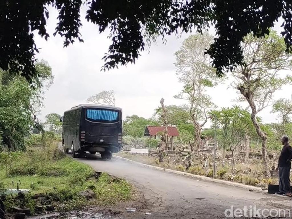 Bus Pemprov Jatim Tersesat di Kediri Diarahkan Jalan Sempit Menuju Makam