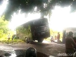 Pakai Aplikasi Penunjuk Arah, Bus Pemprov Jatim Tersesat di Makam Kediri