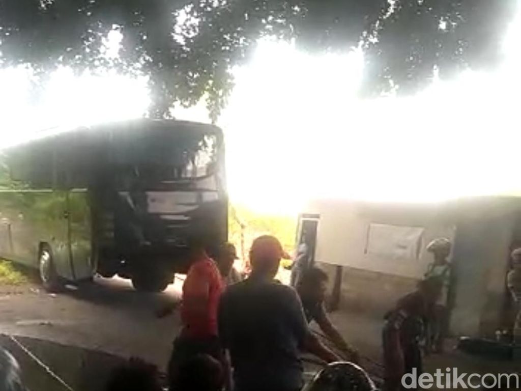 Bus Pemprov Jatim Tersesat di Makam Kediri Berpenumpang 35 Orang