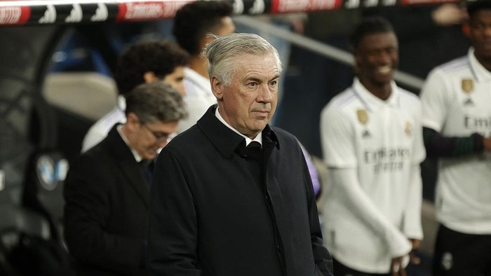 MADRID, SPAIN - FEBRUARY 25: Head coach Carlo Ancelotti of Real Madrid gestures during the La Liga week 23 football match between Real Madrid and Atletico Madrid at Santiago Bernabeu Stadium in Madrid, Spain on February 25, 2023. (Photo by Burak Akbulut/Anadolu Agency via Getty Images)