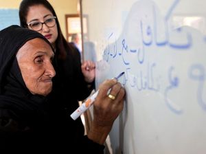 Semangat Nenek 87 Tahun di Mesir Belajar Menulis dan Membaca