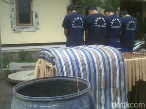 4 Sahabat Keji di Balik Mayat Remaja Dalam Tong di Bandung 4 Sahabat Keji di Balik Mayat Remaja Dalam Tong di Bandung