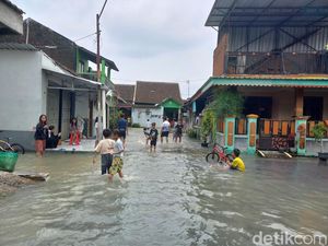 Tanggul Sungai Jebol, Puluhan Rumah di Grogol Sukoharjo Kebanjiran