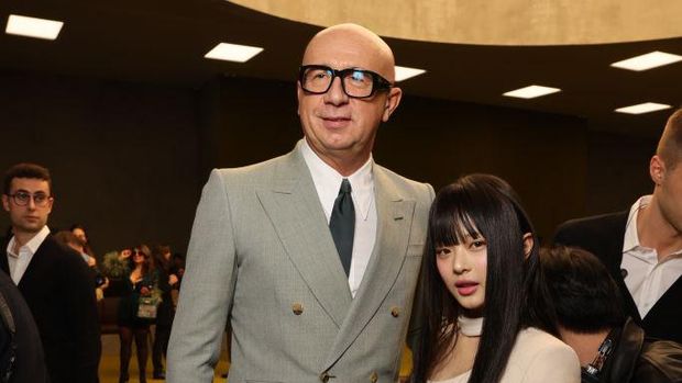Marco Bizzarri and Hanni in the front row at Gucci Fall 2023 Ready To Wear Runway Show on February 24, 2023 in Milan, Italy. (Photo by Delphine Achard/Delphine Achard/WWD via Getty Images)