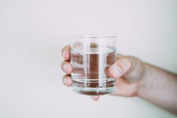 Ilustrasi Minum Air