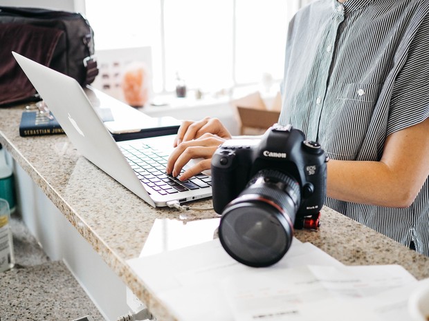 Ilustrasi perempuan melakukan hobi menulis/Foto: Unsplash/No Revisions