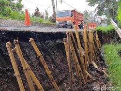 Jalan Penghubung Jalur Wisata di Purwakarta Ambles!