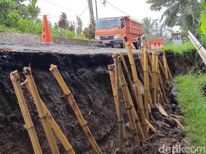 Jalan Penghubung Jalur Wisata di Purwakarta Ambles! Jalan Penghubung Jalur Wisata di Purwakarta Ambles!