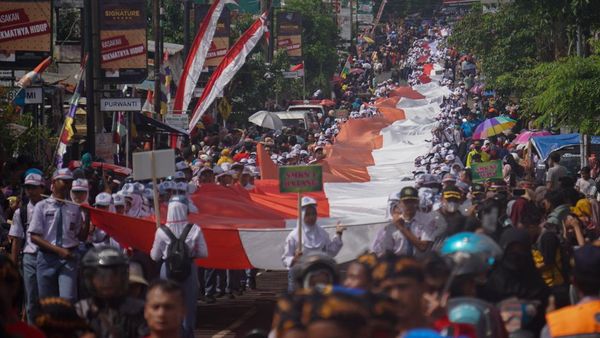Kirab Bendera Merah Putih Sepanjang 650 Meter Mejeng di Batang