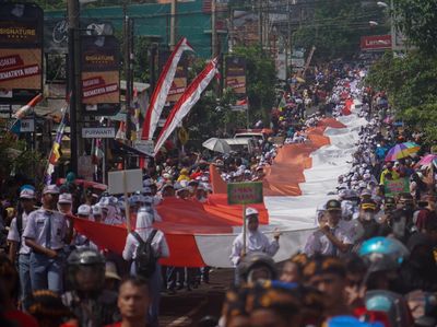 Kirab Bendera Merah Putih Sepanjang 650 Meter Mejeng di Batang