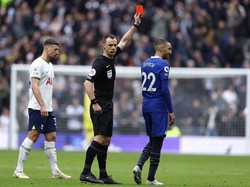 Momen Kartu Merah Ziyech Dianulir Usai Pukul Pipi Emerson