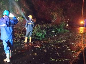 Longsor di Kawasan Payung Kota Batu, Petugas Tutup Jalan Selama 1 Jam Longsor di Kawasan Payung Kota Batu, Petugas Tutup Jalan Selama 1 Jam