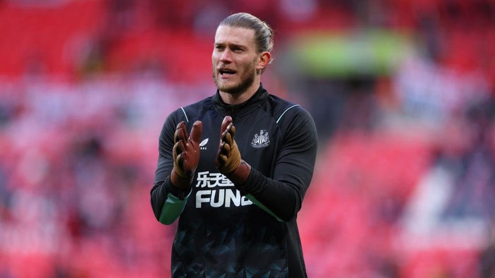 LONDON, ENGLAND - FEBRUARY 26: Newcastle Uniteds Loris Karius warming up ahead of the Carabao Cup Final match between Manchester United and Newcastle United at Wembley Stadium on February 26, 2023 in London, England. (Photo by Marc Atkins/Getty Images)