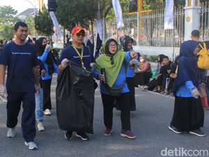 Peringati Hari Peduli Sampah, Mahasiswa Unilak Kutip Sampah di CFD