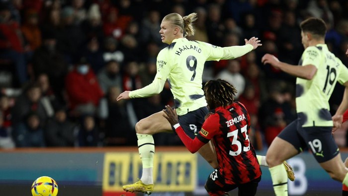 Manchester Citys Erling Haaland, left, duels for the ball with Bournemouths Jordan Zemura during the English Premier League soccer match between Bournemouth and Manchester City at the Vitality Stadium in Bournemouth, England, Saturday, Feb. 25, 2023. (AP Photo/David Cliff)