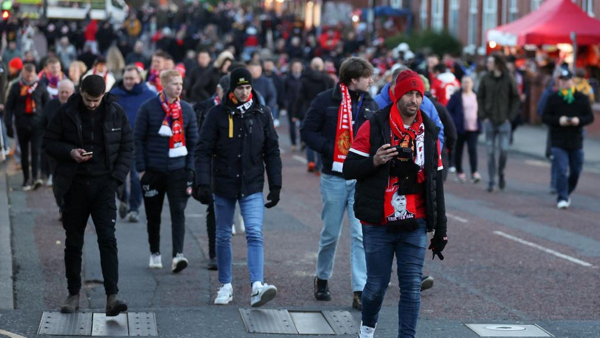Suporter yang hadir ke Old Trafford tak jarang menimbulkan keresahan bagi warga yang tinggal di sekitar stadion. Foto: Getty Images/Catherine Ivill
