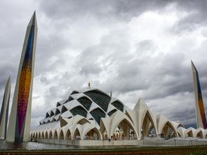 Masjid Al Jabbar di Bandung Tutup Lebih Lama Masjid Al Jabbar di Bandung Tutup Lebih Lama