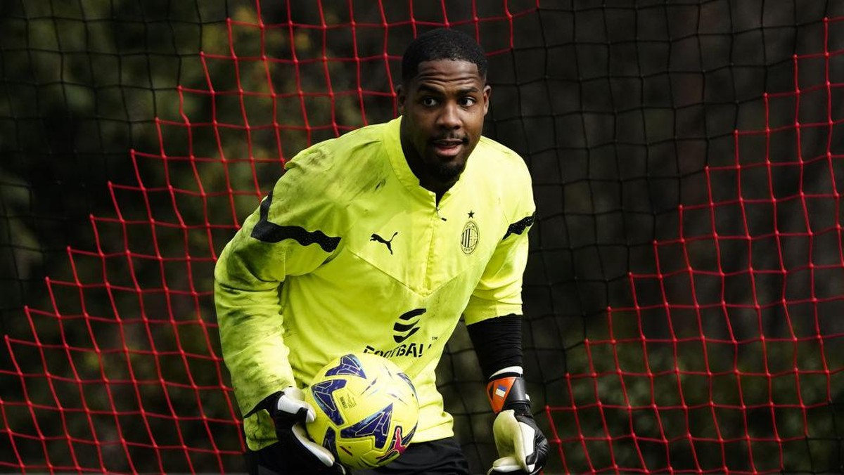 Maignan siap kembali tampil usai absen sekitar lima bulan. Foto: AC Milan via Getty Images/Pier Marco Tacca