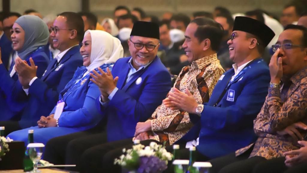 Momen Semringah Jokowi-Zulhas di Rakornas PAN