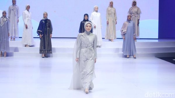 8 Foto Gaya Artis di Catwalk Indonesia Fashion Week, Ayana Moon Jadi Sorotan