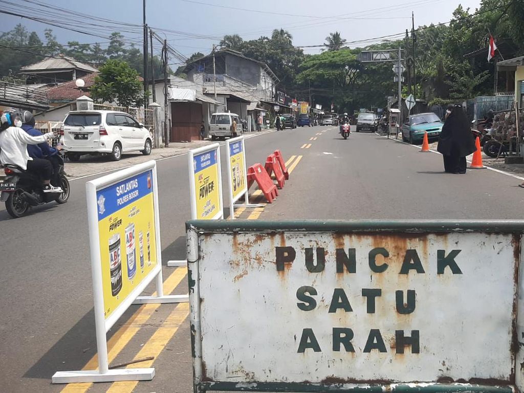 Lalin Puncak Arah Jakarta Padat, Polisi Berlakukan One Way Lalin Puncak Arah Jakarta Padat, Polisi Berlakukan One Way