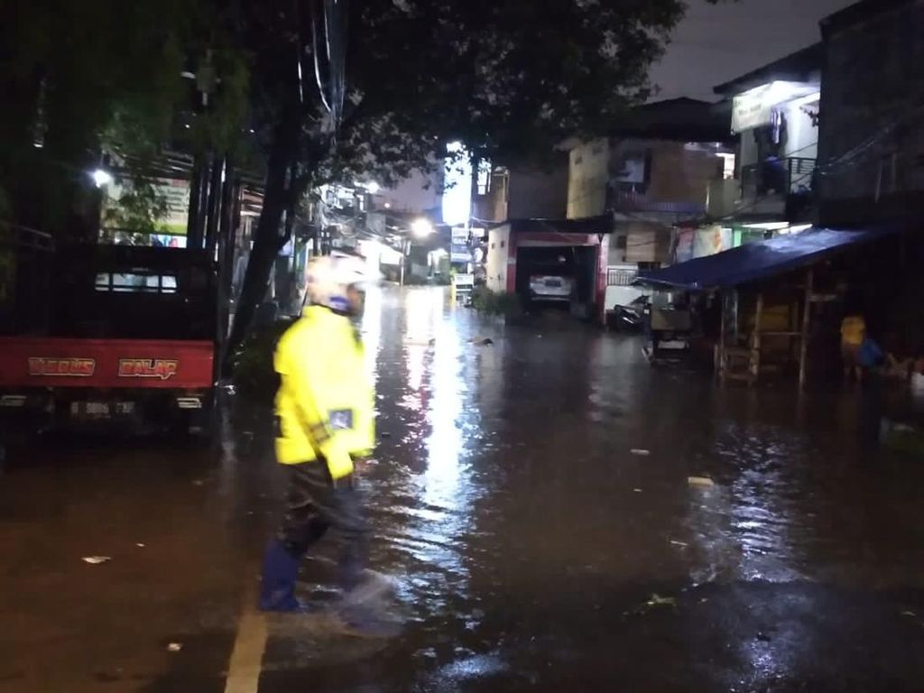 Pasar Jagal Mampang Jaksel Tergenang Imbas Hujan, Arus Lalin Dialihkan