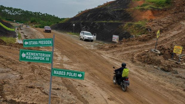 Pekerja melintasi jalan lingkar Sepaku di Kawasan Inti Pusat Pemerintahan (KIPP) Ibu Kota Negara (IKN) Nusantara, Penajam Paser Utara, Kalimantan Timur, Sabtu (25/2/2023). Pembangunan KIPP IKN Nusantara mulai masif dikerjakan diantaranya pembangunan istana presiden, kantor presiden, kantor sekretariat presiden, dan kantor kementerian koordinator. ANTARA FOTO/Indrianto Eko Suwarso/aww.