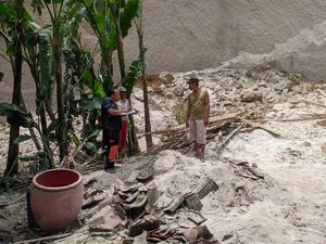 Longsor Timpa Kandang di Jumantono Karanganyar, Ratusan Ayam Tertimbun